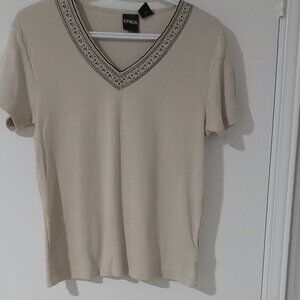 Erika short sleeves V-neck is designed with black decorative tread size M